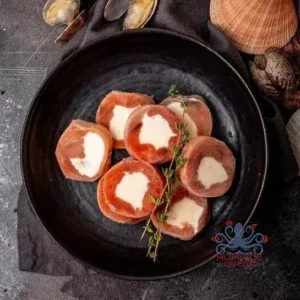 Рулетики из слабосоленого кижуча и сырной начинкой