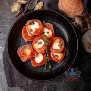 Рулетики из слабосоленой нерки и сырной начинкой, каперсами и сыром Чеддер