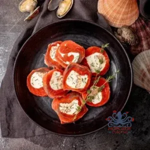 Рулетики из слабосоленой нерки и сырной начинкой, травами и орехом пекан